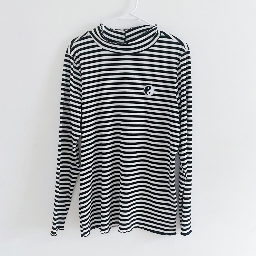 Hot Topic B+W Striped Yin Yang Top